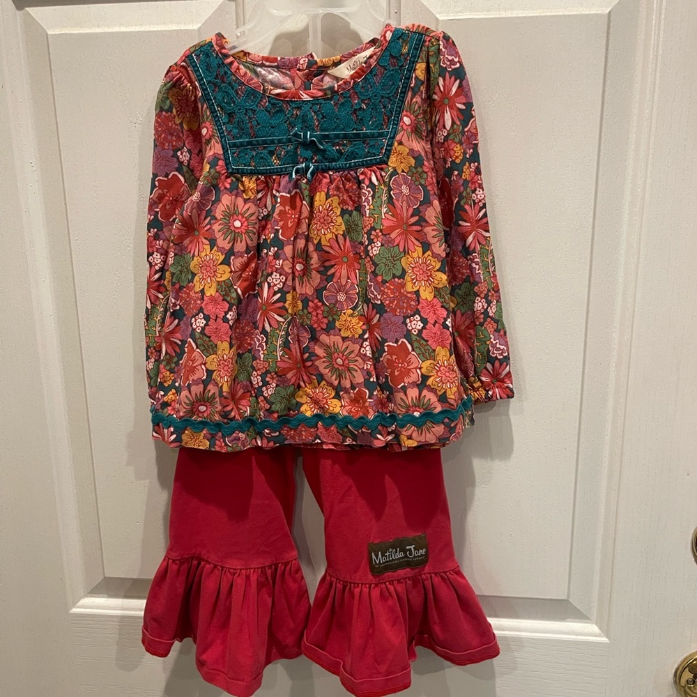 Matilda, Jane, two-piece outfit